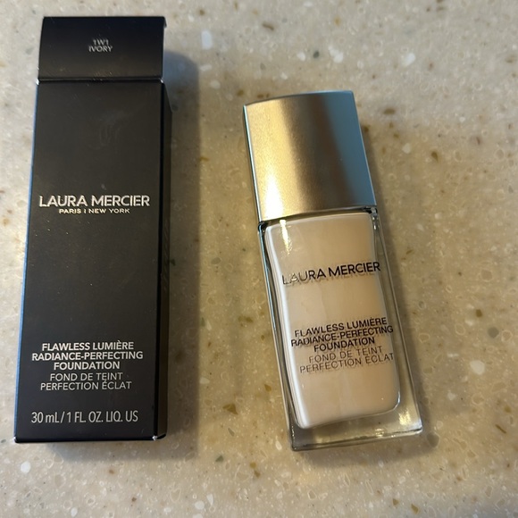 Laura Mercier Flawless Lumiere Radiance Perfecting Foundation 1W1 Ivory - Picture 5 of 5